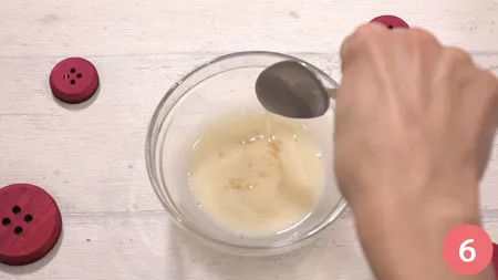 Una volta che la gelatina si è ammorbidita, la strizziamo e la facciamo sciogliere in 3 cucchiai di latte caldo