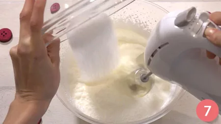 Uniamo ora la panna con lo zucchero