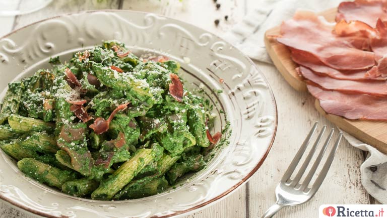 Pasta al pesto di spinaci, speck e ricotta