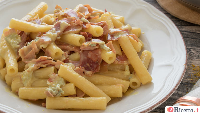 Pasta gorgonzola, speck e curry