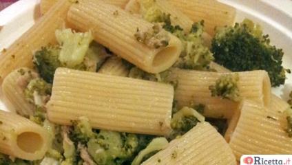 Pasta con broccoli e tonno