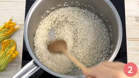 Risotto ai fiori di zucca e zafferano - Passaggio 2