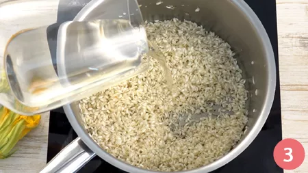 Risotto ai fiori di zucca e zafferano - Passaggio 3