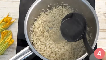 Risotto ai fiori di zucca e zafferano - Passaggio 4