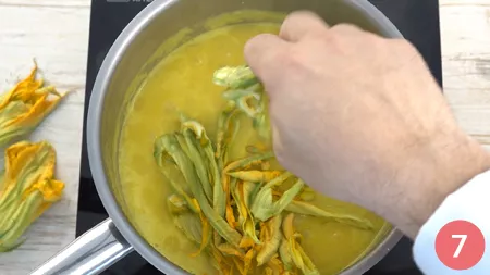 Risotto ai fiori di zucca e zafferano - Passaggio 7