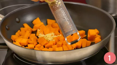 Risotto zucca e zenzero al Castelmagno e mandorle tostate - Passaggio 1