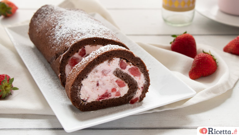Rotolo al cacao con fragole: ricetta soffice e fresca con panna e mascarpone