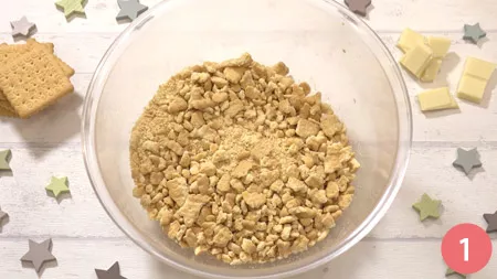 Per preparare il salame di cioccolato bianco iniziamo a sbriciolare i biscotti secchi