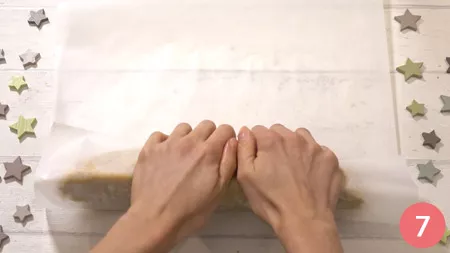 posizioniamo il composto su un foglio di carta forno e lo arrotoliamo, dandogli una forma cilindrica