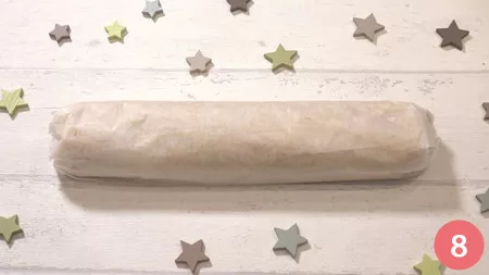 Sigilliamo i bordi e facciamo raffreddare il nostro salame al cioccolato bianco in freezer per almeno 2 ore