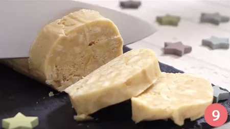 Serviamo il nostro dolce ancora freddo, tagliato a fette