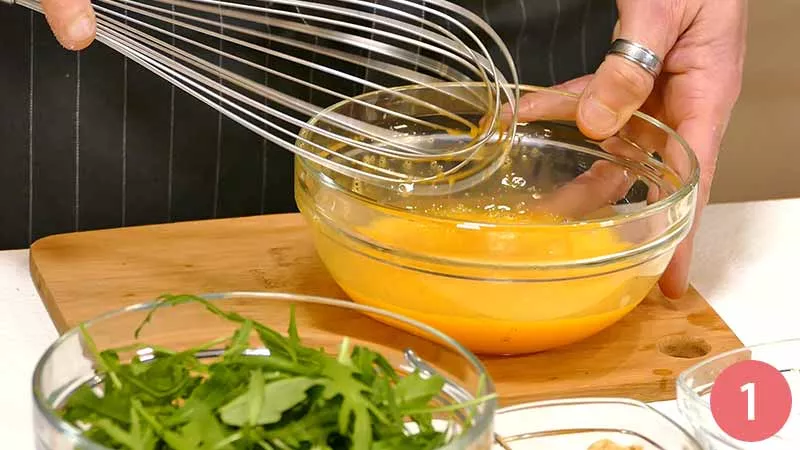 Iniziamo a sbattere in una ciotola le uova con sale e pepe.