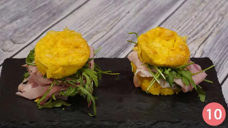Possiamo fermare il sandwich con uno stuzzicadenti di legno. Procediamo con le altre frittate, dopodichè siamo pronti a servirle.