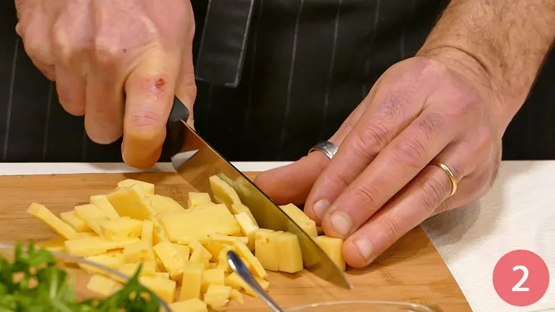 Tagliamo ora a cubetti il formaggio Emmental.