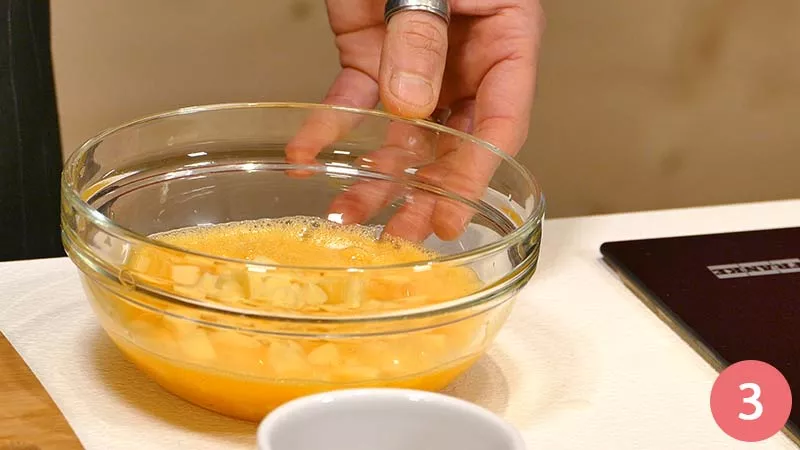 Aggiungiamo i cubetti di formaggio nella ciotola con le uova sbattute.
