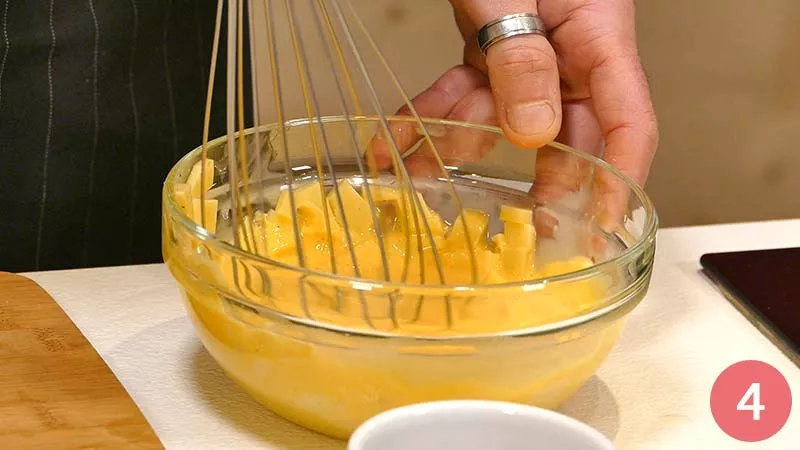 Aggiungiamo un cucchiaino di senape, la panna fresca e mescoliamo il tutto.