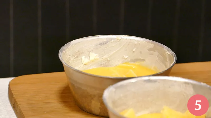 Imburriamo i pirottini di alluminio e vi versiamo dentro il nostro composto cercando di equilibrare la quantità di uova e formaggio.
