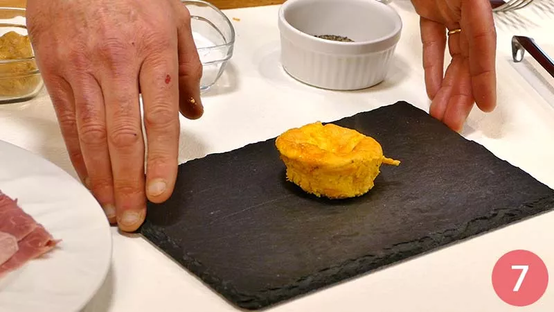 Trascorso il tempo necessario, possiamo togliere le frittate dagli stampini e procedere a comporre i nostri sandwich. Posizioniamo sul piatto prima di tutto una frittata.