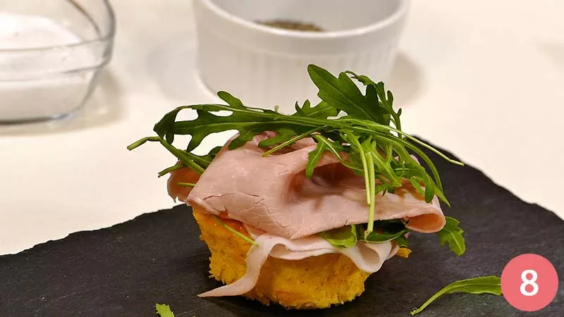Adagiamo sopra il prosciutto cotto e la rucola.