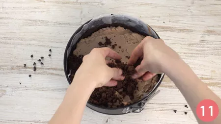 Sbriciolata al cioccolato senza cottura - Passaggio 11