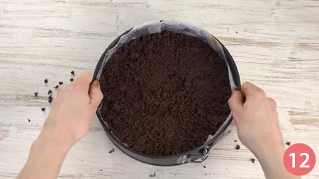 Sbriciolata al cioccolato senza cottura - Passaggio 12