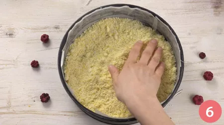 Sbriciolata alla ricotta e marmellata - Passo 6