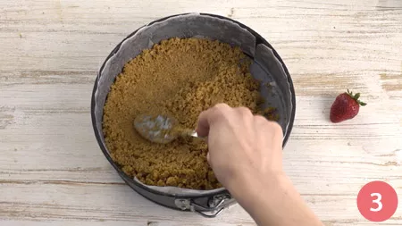 Sbriciolata alle fragole senza cottura - Passaggio 3