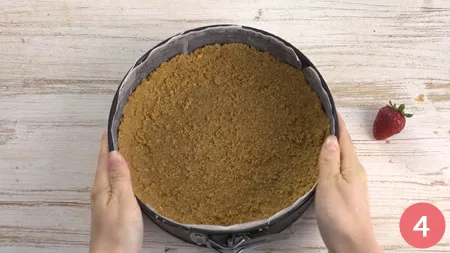 Sbriciolata alle fragole senza cottura - Passaggio 4