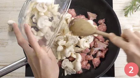 Sbriciolata di patate con funghi e salsiccia - Passaggio 2