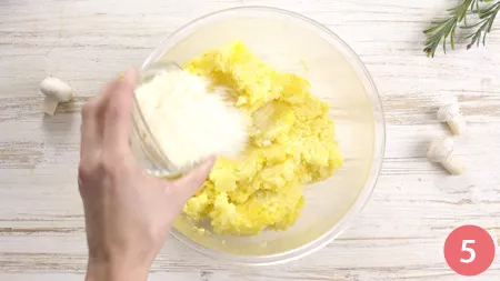 Sbriciolata di patate con funghi e salsiccia - Passaggio 5