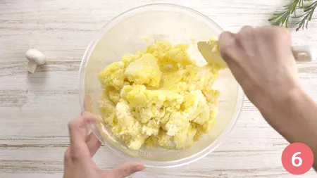 Sbriciolata di patate con funghi e salsiccia - Passaggio 6