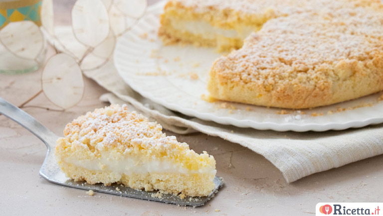 Sbriciolata paradiso, un dolce delicato farcito con crema al latte