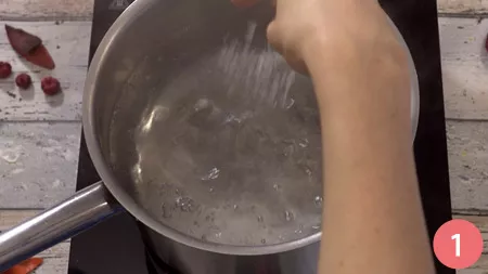 Portate ad ebollizione l'acqua, aggiungere del sale grosso