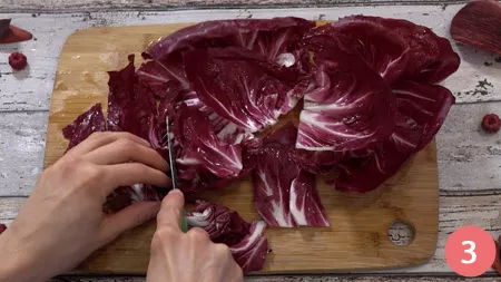 Pulite il radicchio privandolo delle foglie più esterne