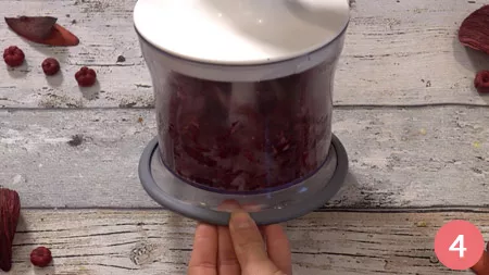 Riponetelo nel vaso del mixer con un pizzico di sale