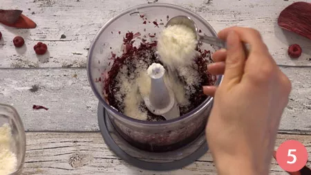 Unite ora l'aglio a tocchetti e il parmigiano