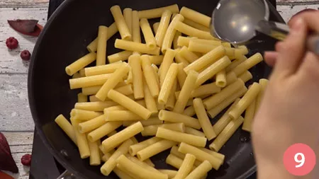 Scolate la pasta e versatela in un salta pasta o in una padella