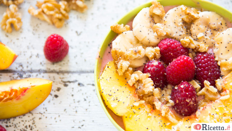 Smoothie bowl con banana e lamponi