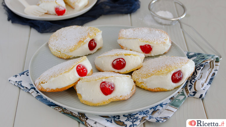 Sospiri di monaca alla messinese: dolcetti con crema di ricotta