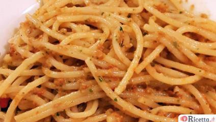 Spaghetti al pesto di pomodori secchi e noci