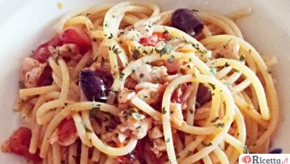 Spaghetti al salmone, datterini e olive taggiasche 