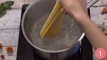 In una pentola portiamo ad ebollizione l'acqua e saliamo. Aggiungiamo gli spaghetti 