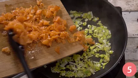 aggiungiamo il salmone tagliato a tocchetti
