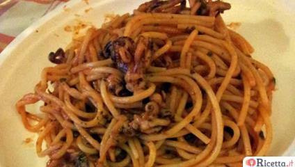 Spaghetti al sugo con i ciuffi di calamaro