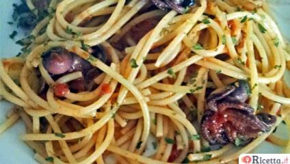 Spaghetti al sugo di polpetti alla napoletana