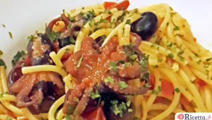 Spaghetti al sugo di polpetti, datterini e olive