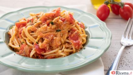 Spaghetti al sugo di sgombro e pomodorini Pachino