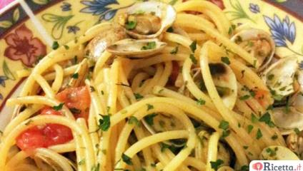 Spaghetti al sugo di vongole lupino e datterini