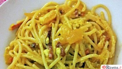 Spaghetti alla carbonara con peperoni, porri e zafferano