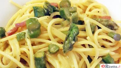 Spaghetti alla carbonara di asparagi e speck